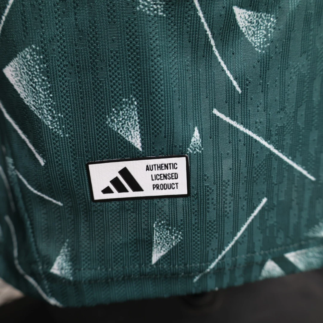 Liverpool 2026/27 Goalkeeper Football Jersey secondary view