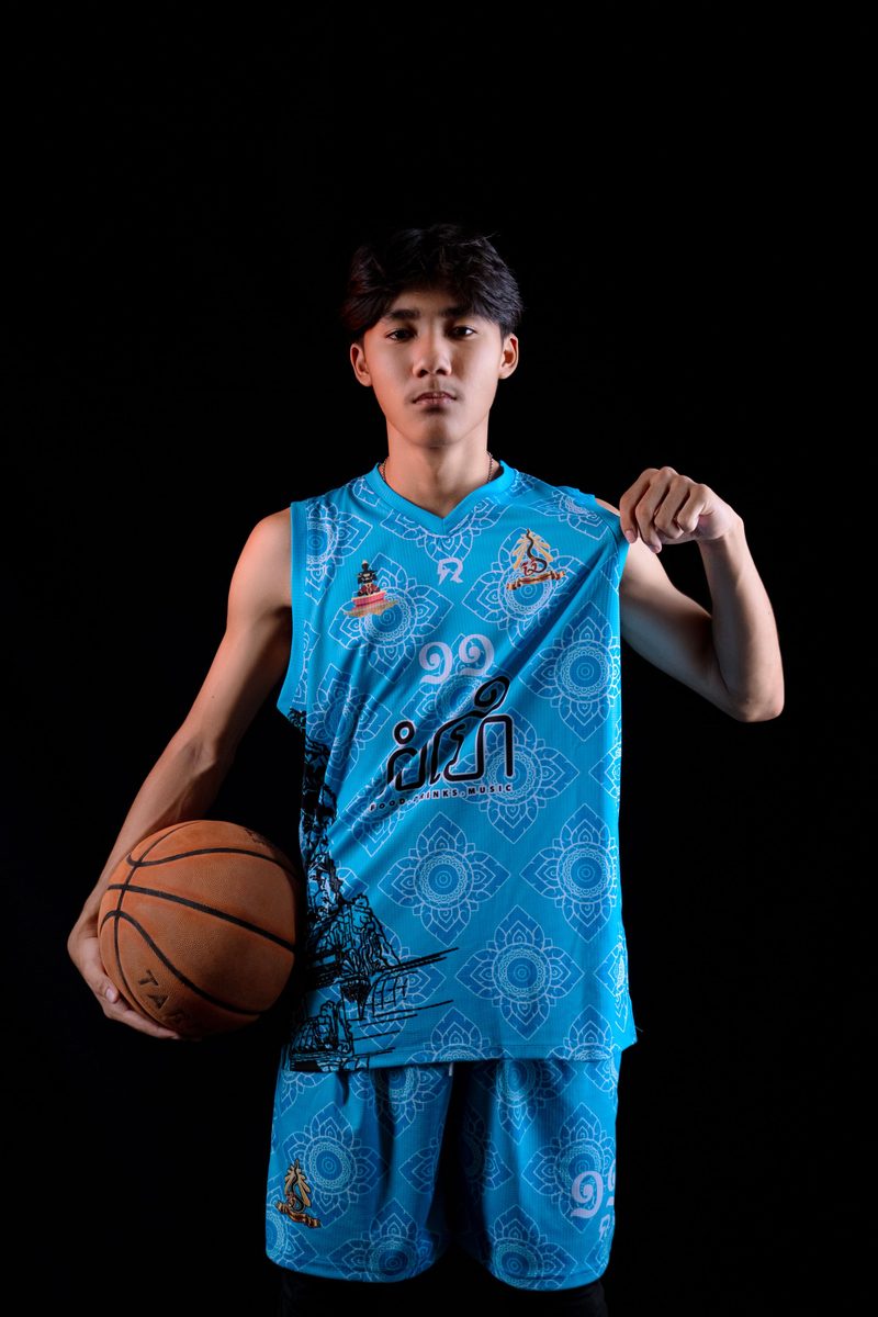 Basketball player presenting a blue basketball jersey